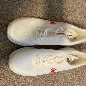 Kelme brand tennis shoes